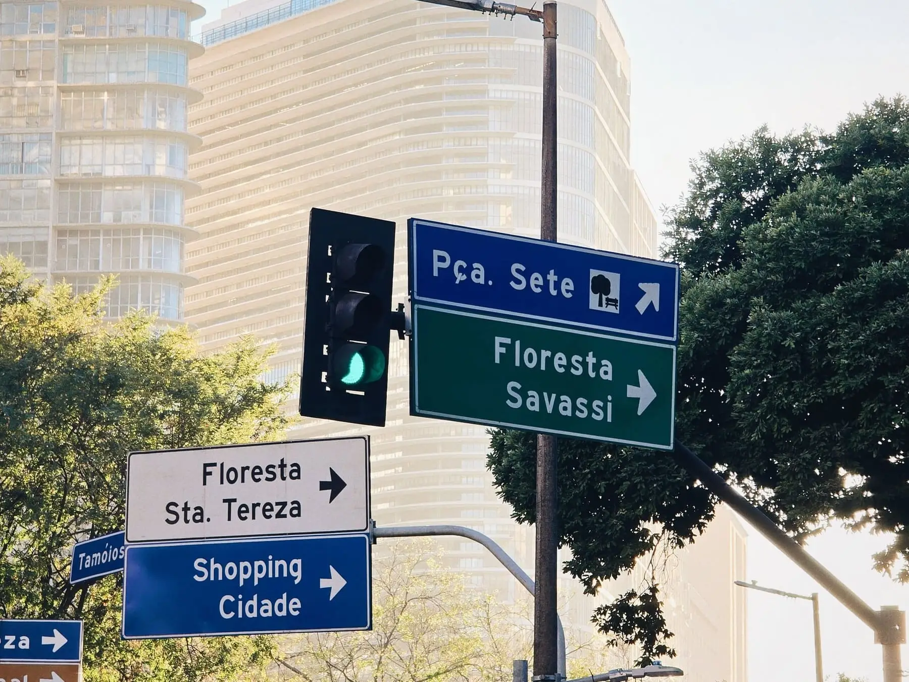 Placas de trânsito indicando a Praça Sete e os bairros Floresta e Savassi, no Centro de Belo Horizonte